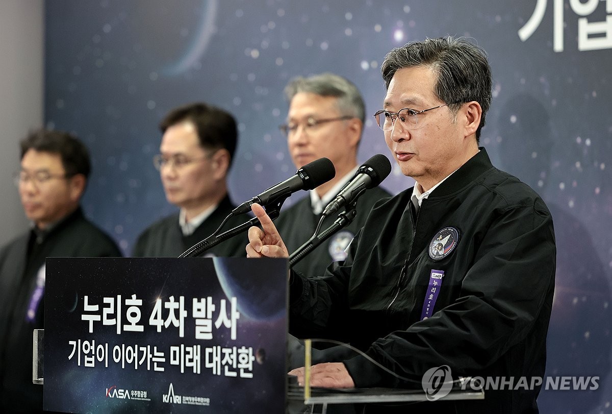 한국형 발사체 누리호의 4차 발사시각이 27일 오전 0시 55분으로 확정됐다. 윤영빈 우주항공청장이 26일 전남 고흥 나로우주센터에서 발사관리위원회를 마친 뒤 발사시각 등에 대해 브리핑을 하고 있다.
