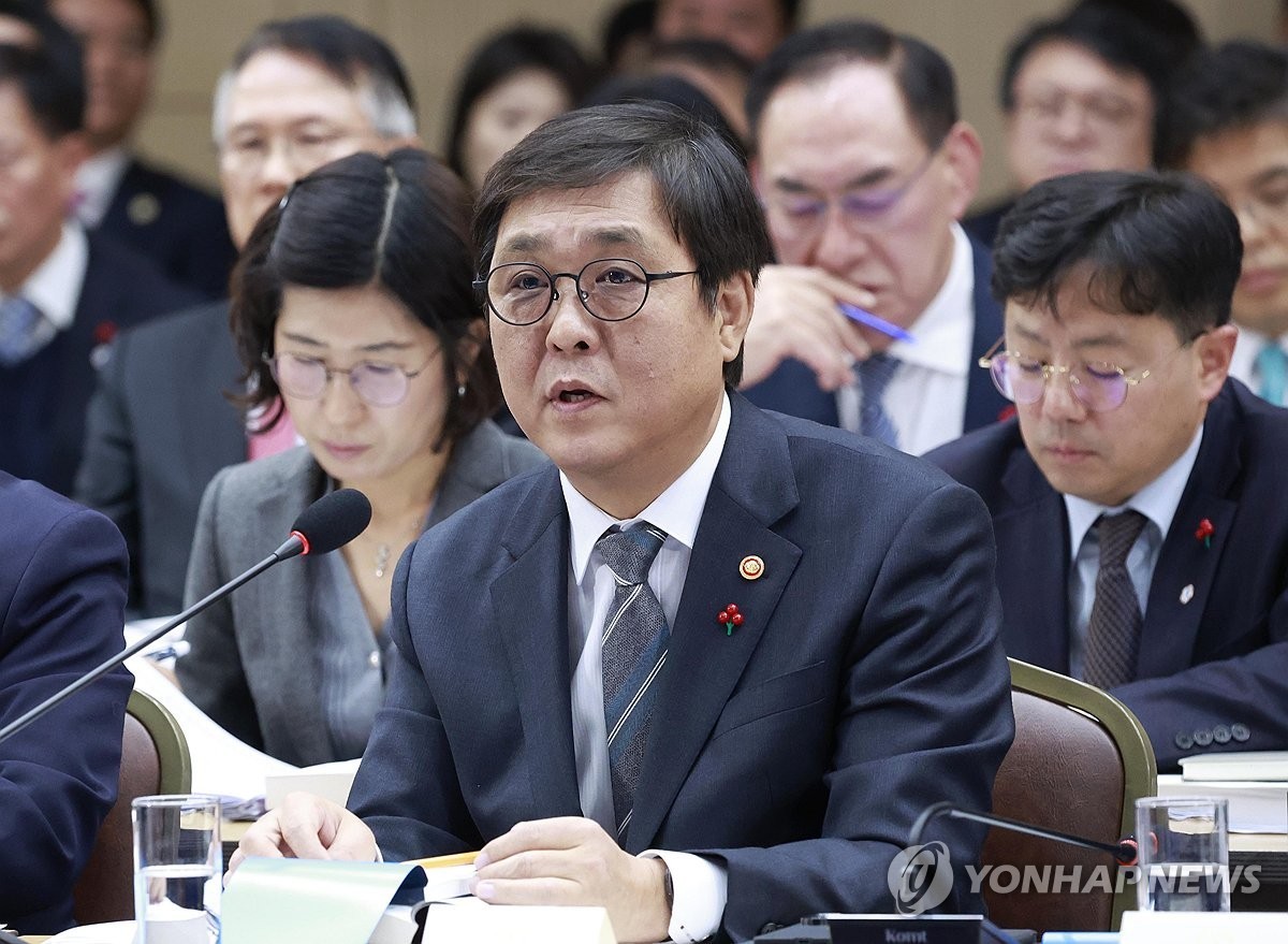 최휘영 문화체육관광부 장관이 16일 정부세종컨벤션센터에서 이재명 대통령에게 업무보고를 하고 있다.