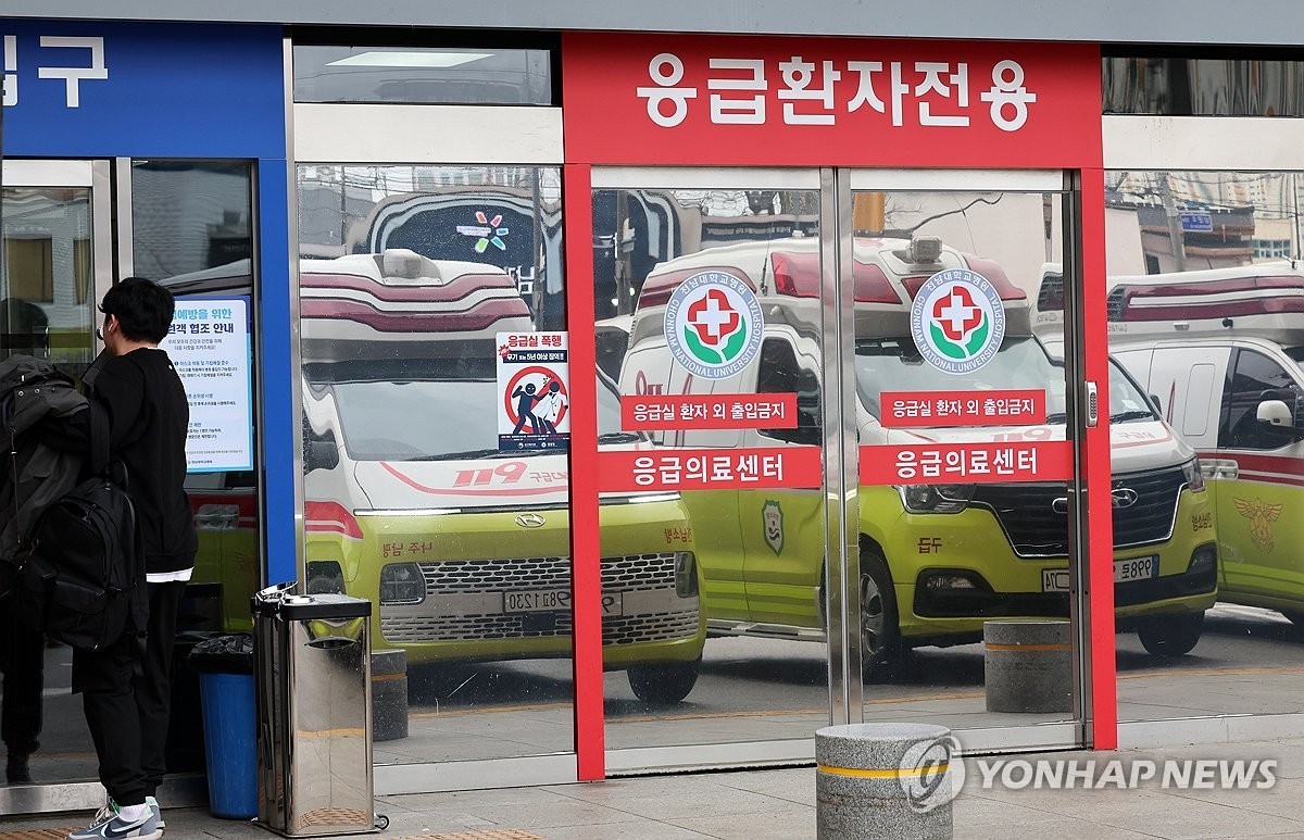 응급실 앞 구급차 [연합뉴스 자료사진] ※ 기사와 직접 연관이 없는 사진입니다.
