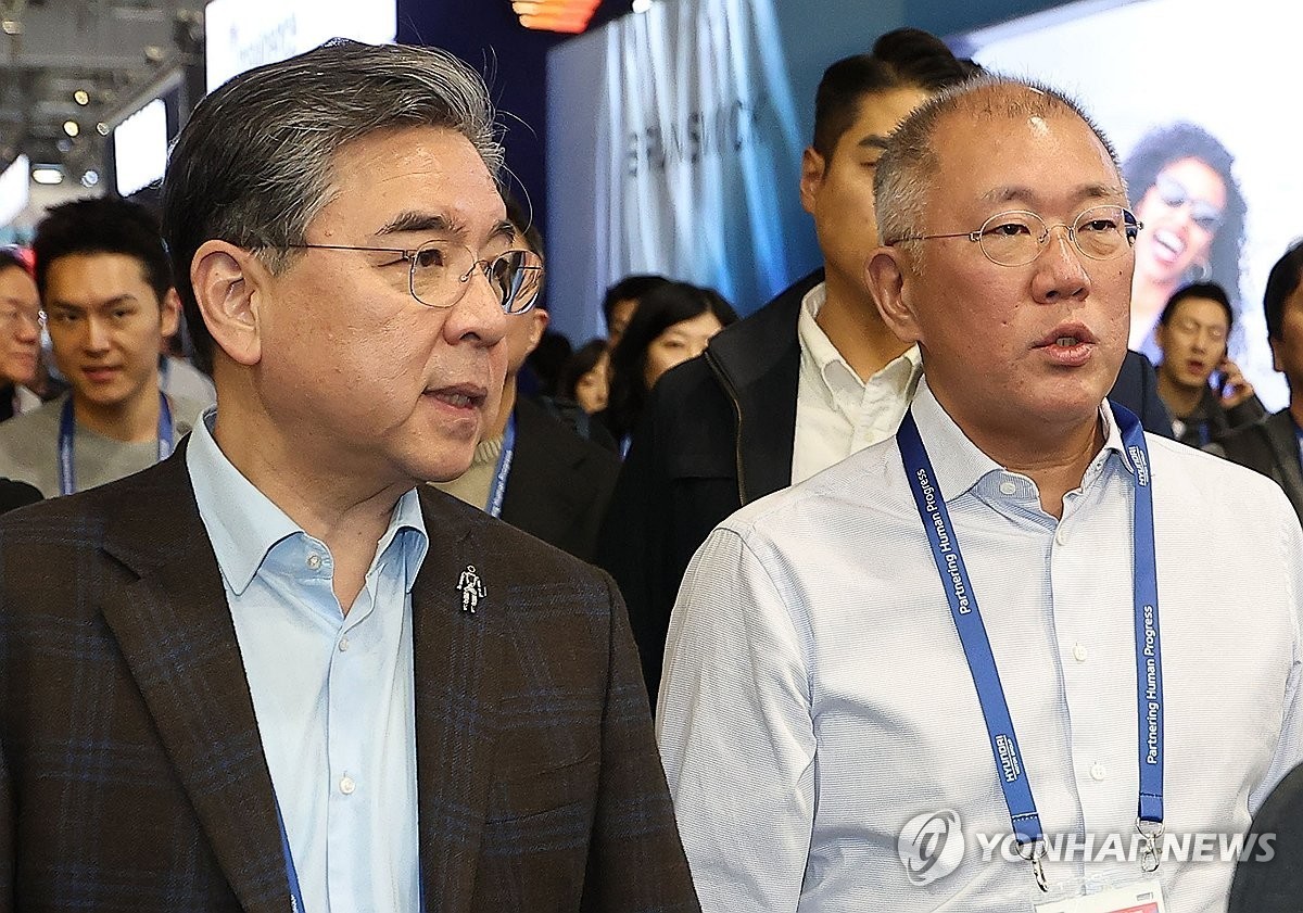 정의선 현대차그룹 회장(오른쪽)이 6일(현지시간) 미국 네바다주 라스베이거스 컨벤션센터(LVCC)에서 장재훈 부회장과 이동하며 대화하고 있다.