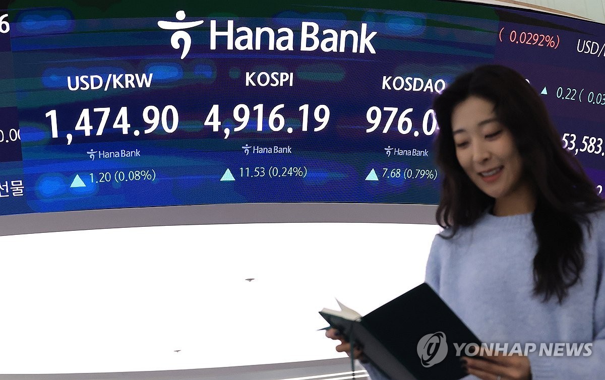 20일 서울 중구 하나은행 본점에서 직원이 증시 및 환율 전광판 앞을 지나고 있다. 이날 코스피가 20일 장 초반 4,900대에서 강보합세를 보이고 있다. 오전 9시 2분 현재 코스피는 전장보다 4.62포인트(0.09%) 오른 4,909.28이다.