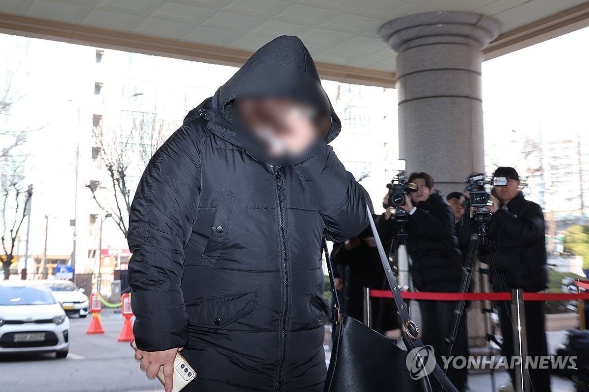 약에 취한 상태로 운전하다 구속된 포르쉐 운전자에게 약물을 건넨 혐의를 받는 전직 간호조무사가 10일 구속 전 피의자 심문(영장실질심사)을 위해 서울서부지법에 출석하고 있다.