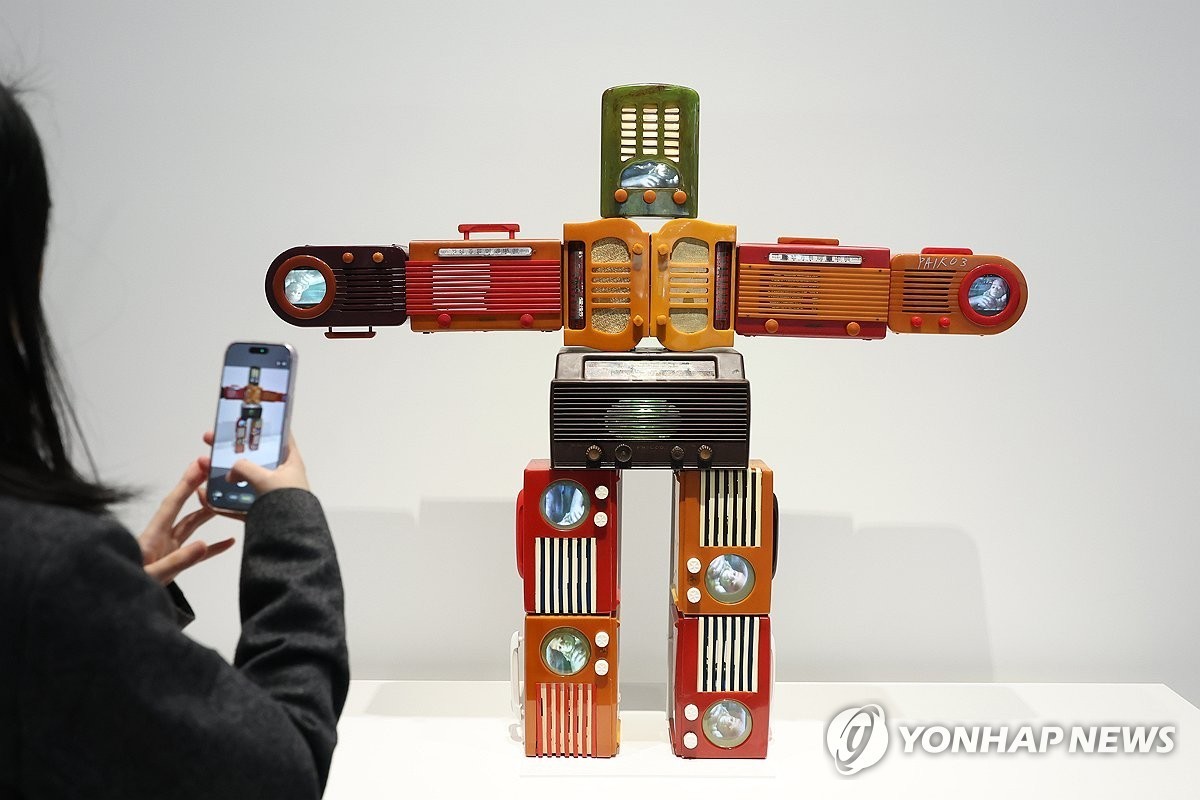 1일 서울 용산구 APMA 캐비닛에서 열린 가고시안 백남준 개인전 '백남준: 리와인드 / 리피트' 기자간담회에서 참석자가 작품을 살펴보고 있다.