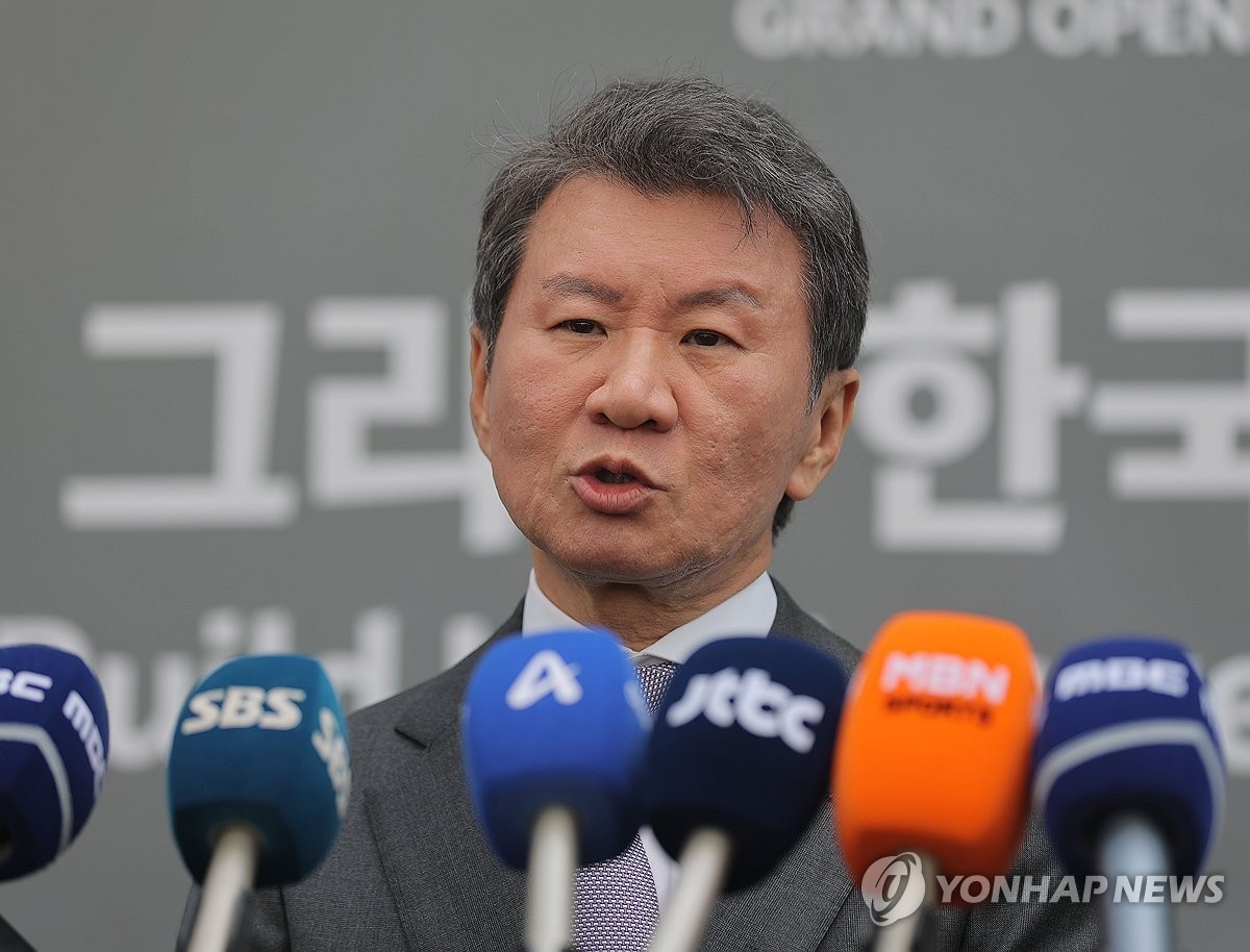 정몽규 대한축구협회장이 7일 공식 개관식이 열리는 충남 천안 코리아풋볼파크에서 취재진을 만나 소감을 말하고 있다.