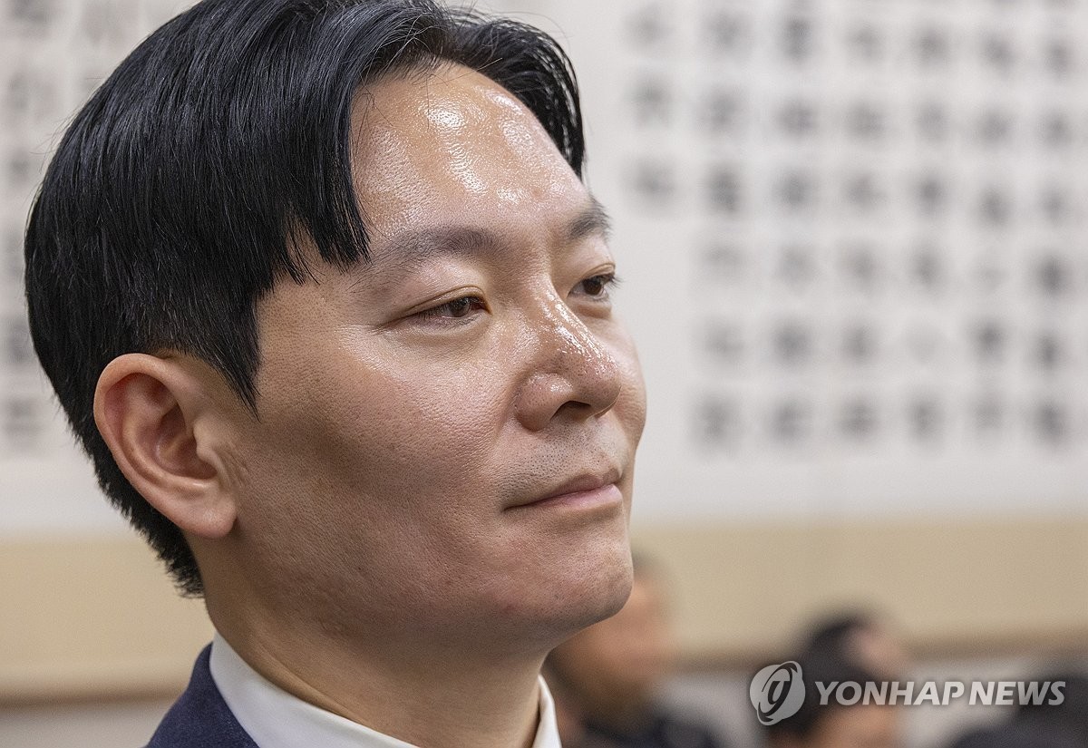 14일 국회 '윤석열 정권 정치검찰 조작 기소 의혹 사건 진상규명' 국정조사특별위원회에서 열린 쌍방울 대북 송금 사건 관련 청문회에서 이 사건을 수사했던 박상용 검사가 증인 선서를 거부한 뒤 거부의 이유를 구두로 설명할 수 있는 기회를 요구한 뒤 의원들을 지켜보고 있다.