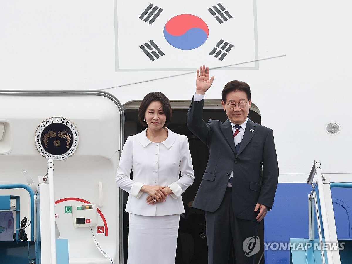 인도·베트남 국빈 방문 일정을 마치고 귀국하는 이재명 대통령과 김혜경 여사가 24일(현지시간) 베트남 하노이 노이바이 국제공항 공군 1호기에서 환송객들에게 인사하고 있다.