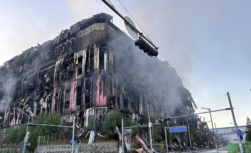 천안 이랜드 물류센터 전소…붕괴 위험 속 '진화 장기전' 돌입