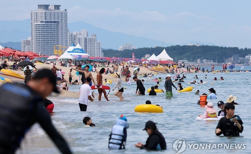 광복절 연휴 마지막 날, 전국 해수욕장 피서객 인산인해