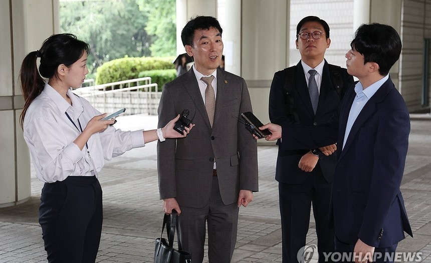 김용현 전 장관 변호인 감치 선고 후 석방…서울구치소 “신원 특정 안 돼 수용 거부”