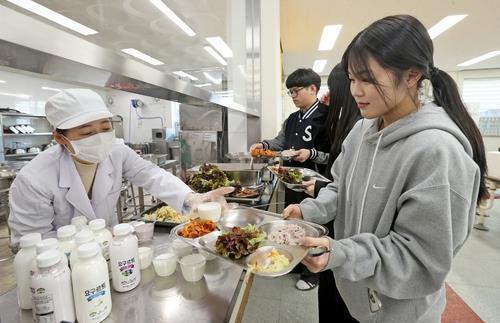 충북도, 도내 791개교 16만8천여 명 대상 학교급식 지원
