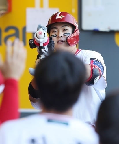 SSG, 백투백 홈런 앞세워 삼성 8연승 저지…김광현 4승 달성