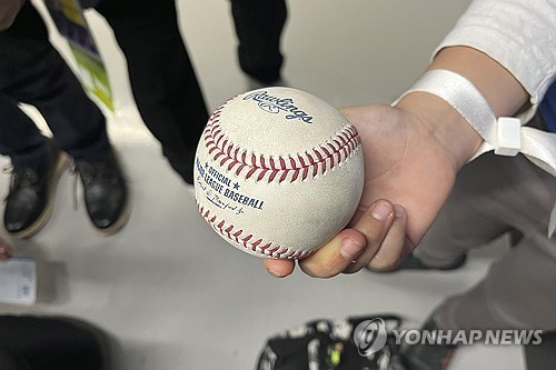 오타니 시즌 첫 홈런, 10세 일본 소년의 품에…“가보로 간직할 것”