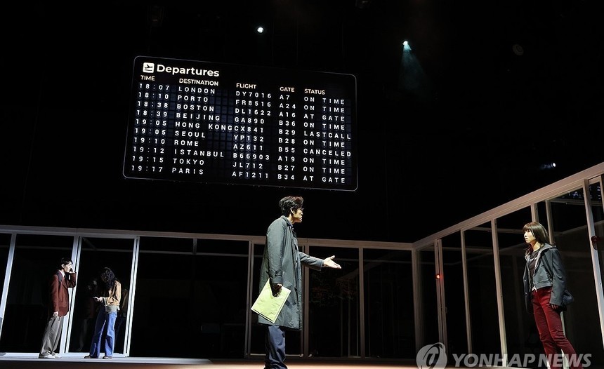 ‘진실과 조작의 경계’ 연극 빅 마더…미디어 시대 불안 무대 위로