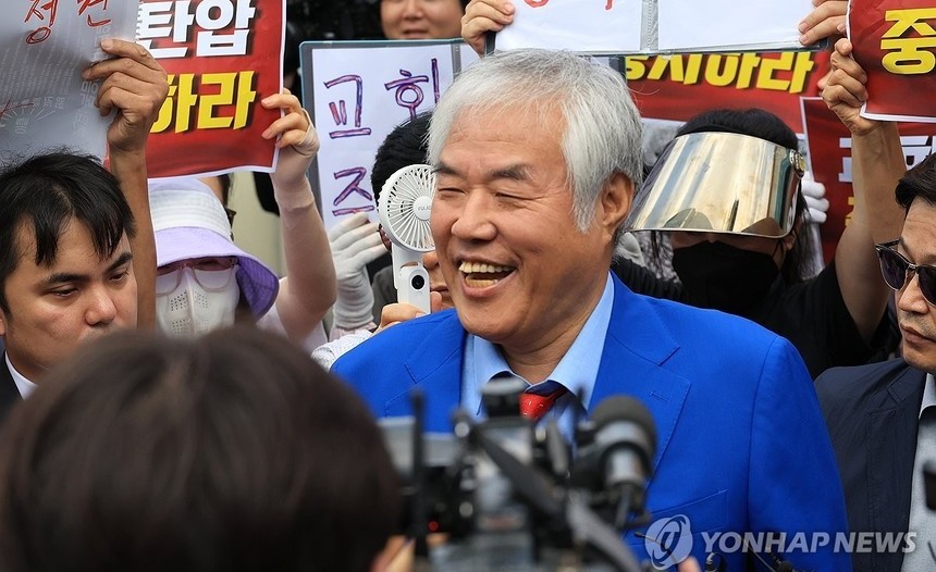 전광훈 목사, 압수수색 후 첫 주일예배서 ‘가스라이팅’ 혐의 반박
