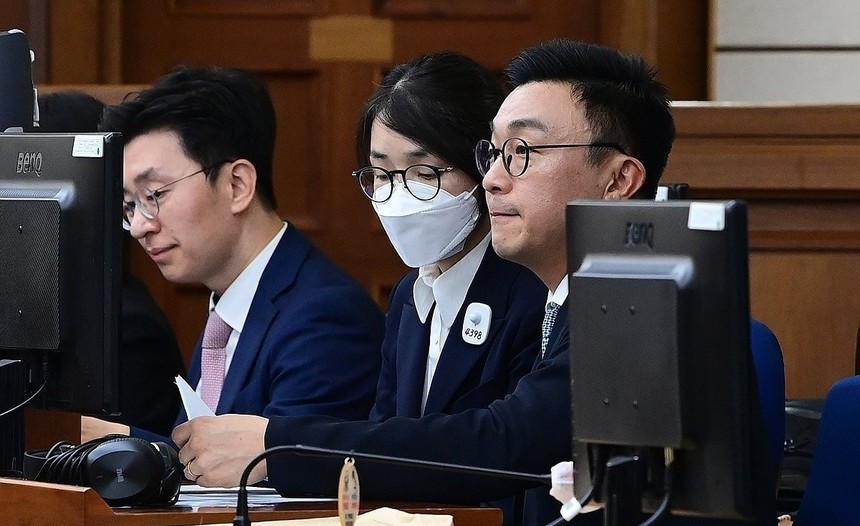 법정에 나온 김건희 수수 ‘샤넬 가방·그라프 목걸이’…“전달했고 연락받았다”
