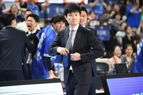 “5차전은 정신력 싸움”… 강혁 감독, 13번째 PO서 ‘투혼 농구’ 강조