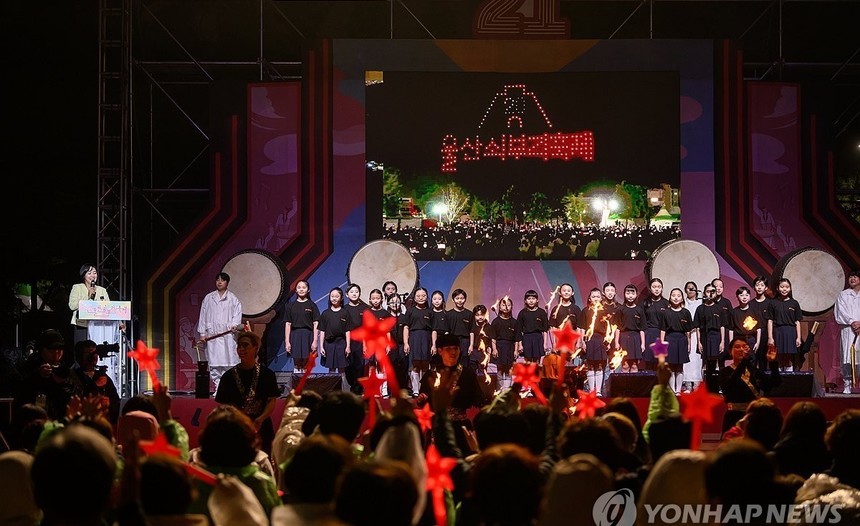 “1300도 불꽃 속 쇳물 재현”…울산쇠부리축제 개막