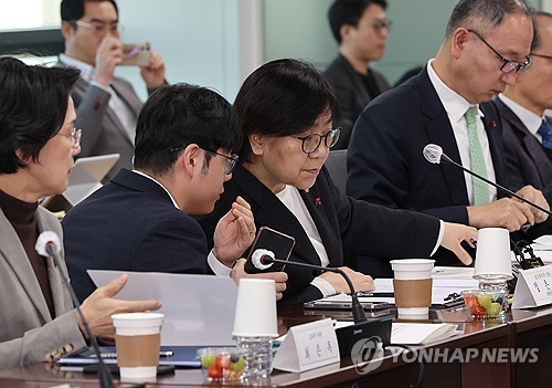정부, 2037년 의사 부족 3천600~4천200명으로 압축…의대 증원 논의 재점화
