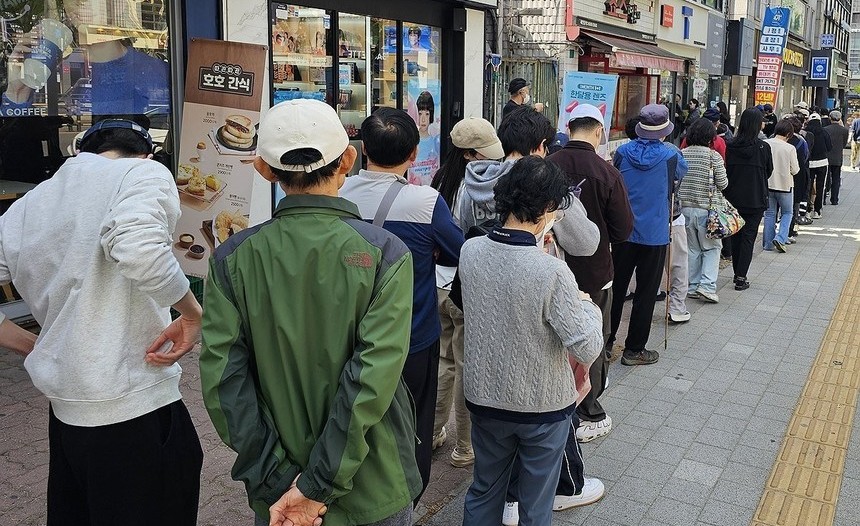 SK텔레콤 대리점 긴 줄…유심 무상 교체 앞두고 불안 확산