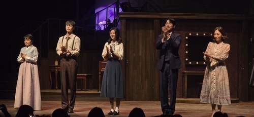 비극의 시대를 노래하다…연극 ‘사의찬미’, 서예지의 무대 데뷔로 다시 울리다
