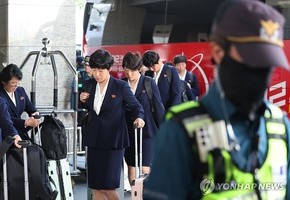 북한 내고향여자축구단 입국…8년 만의 방한 속 철통 경호