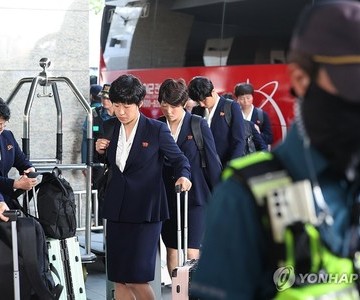 북한 내고향여자축구단 입국…8년 만의 방한 속 철통 경호