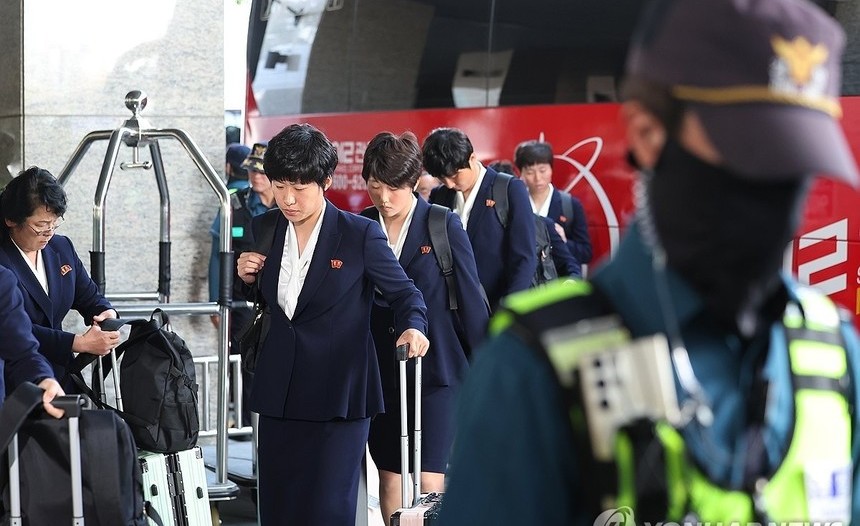 북한 내고향여자축구단 입국…8년 만의 방한 속 철통 경호