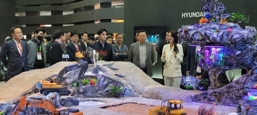 신동빈 회장, 서울모빌리티쇼 깜짝 방문…자율주행 기술 직접 챙겼다
