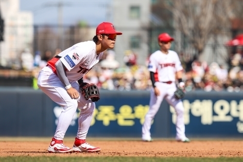 KIA 개막전 승리에도 악재… MVP 김도영 허벅지 부상