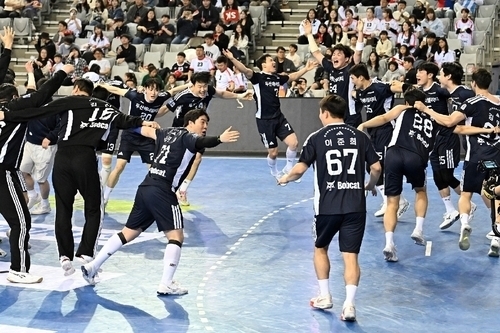 두산, 10년 연속 통합 우승…남자 핸드볼 절대강자 입증