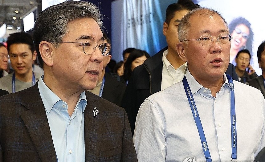 정의선, CES서 삼성전자 부스 찾아 “같이 콜라보 해보자”…글로벌 협업 행보 가속