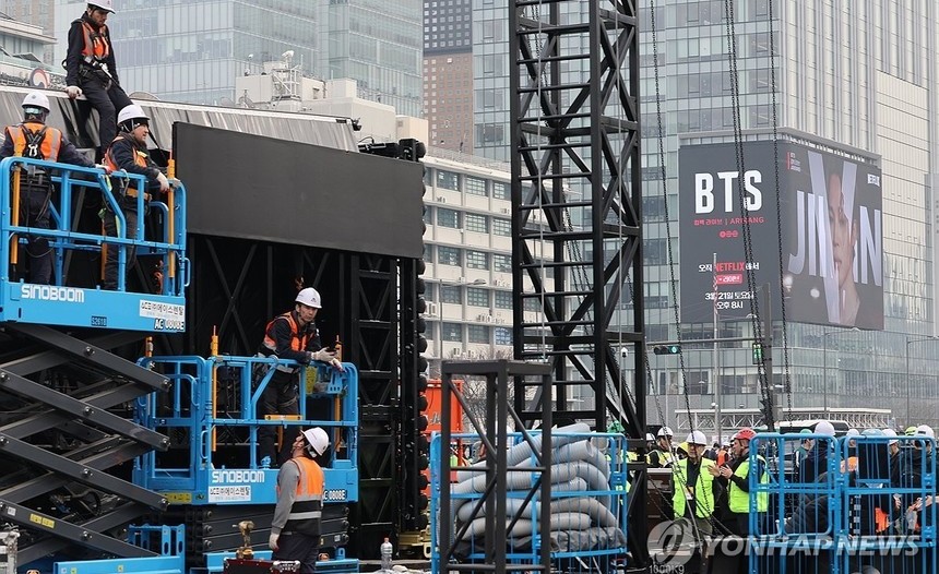 광화문광장 일부 통제…BTS 컴백 공연 무대 설치 시작