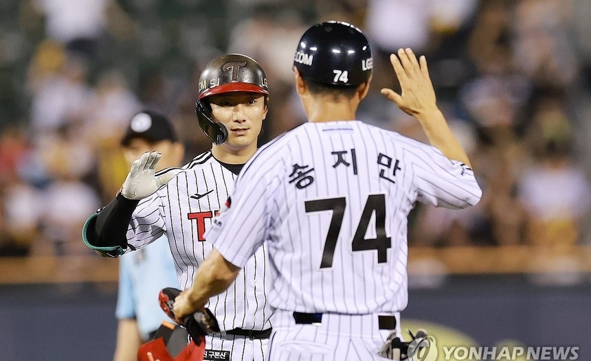 신민재 3타점·유영찬 13세이브…LG, 잠실 더비 위닝시리즈 완성