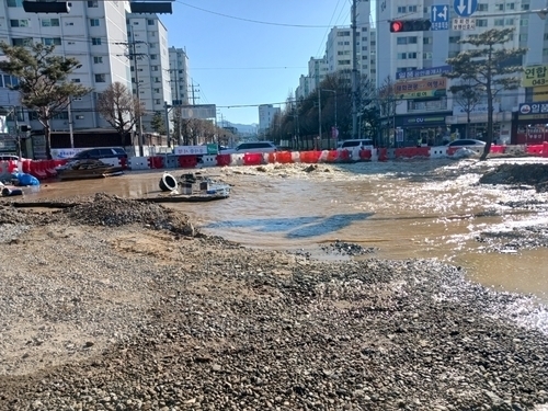 충주 상수도관 파열로 대규모 단수…주민 불편 이어져