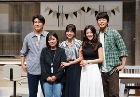 연극 ‘비기닝’ 개막…“사랑보다 ‘믿음의 시작’에 집중했다”