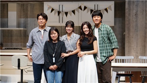연극 ‘비기닝’ 개막…“사랑보다 ‘믿음의 시작’에 집중했다”