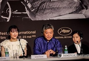 고레에다 히로카즈 “AI 시대일수록 인간성 질문해야”…칸 경쟁작 ‘상자 속의 양’ 화제