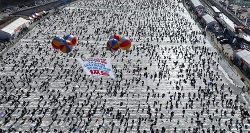 “보이지 않는 손들이 지켰다”…화천산천어축제, 폐막 앞두고 마지막 주말 인파 속 질서 유지
