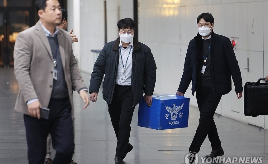 경찰, 고객 3,370만명 개인정보 유출한 쿠팡 본사 압수수색…10시간 강제 수사