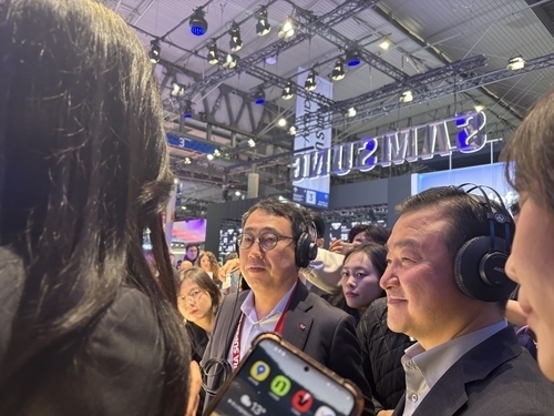 유영상 SKT 대표, MWC 2025서 삼성전자 부스 방문…“AI 기능 인상적”