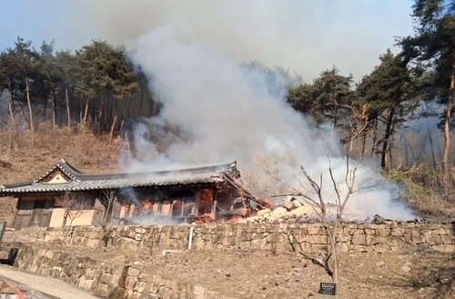 영주 풍기읍 고택 화재, 야산으로 번져 1시간 만에 진화