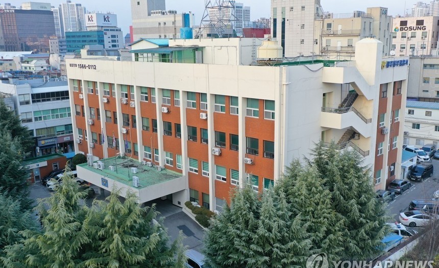 초등학교 교무실에 몰래카메라 설치 의혹…경찰 수사 착수
