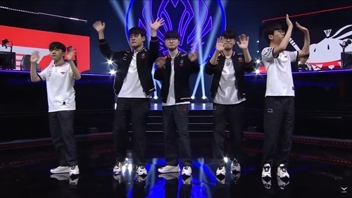 T1, 중국 AL 꺾고 3년 만에 MSI 결승 진출…결승서 젠지와 ‘LCK 라이벌전’ 성사