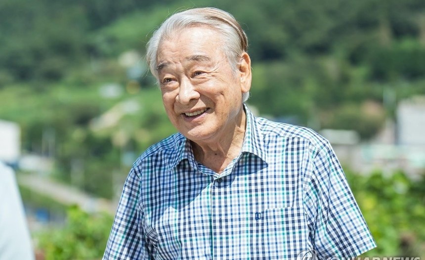원로 배우 이순재 측 “건강 이상설 사실 아냐…재활 치료 중”
