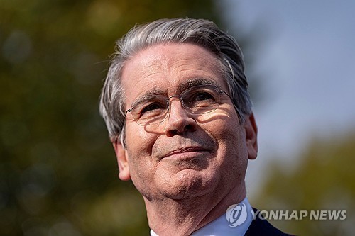 美 재무장관 “中 희토류 통제 유예…100% 추가 관세 없을 듯”